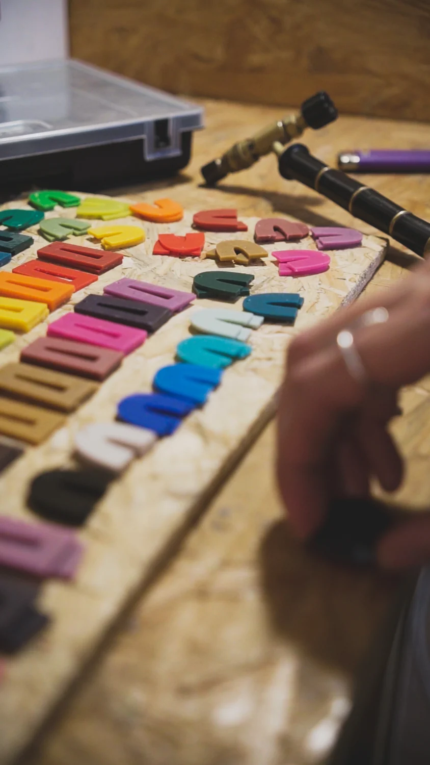 Piezas de colores organizadas sobre una mesa durante el proceso creativo de ONÍRICA