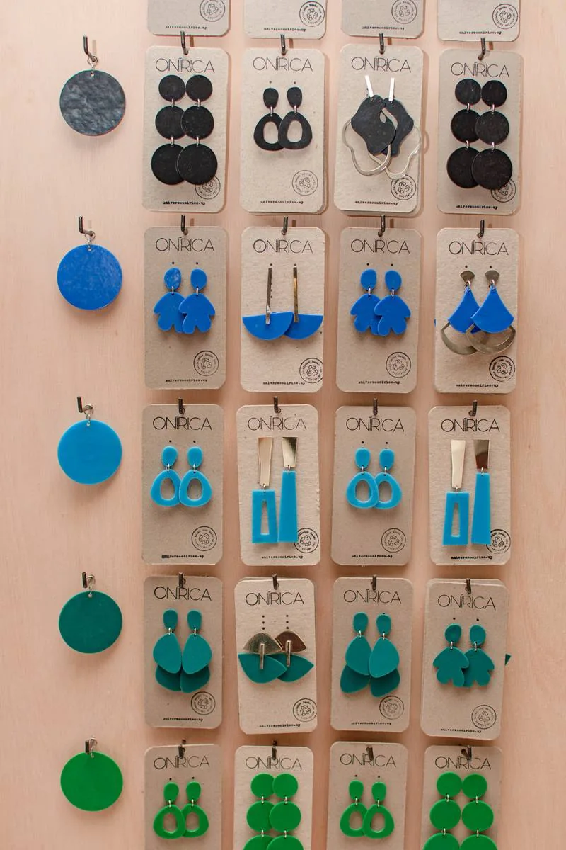 Aros ONÍRICA en tonos azules y verdes sobre sus tarjetas